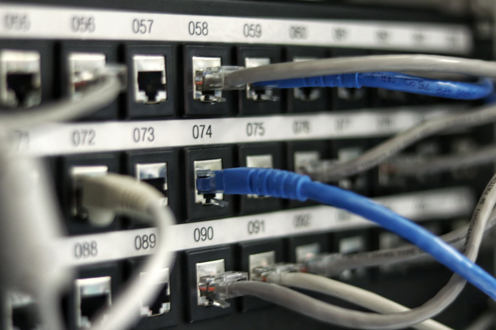 Équipement réseau professionnel avec câbles — univers Wi-Fi & Réseau
